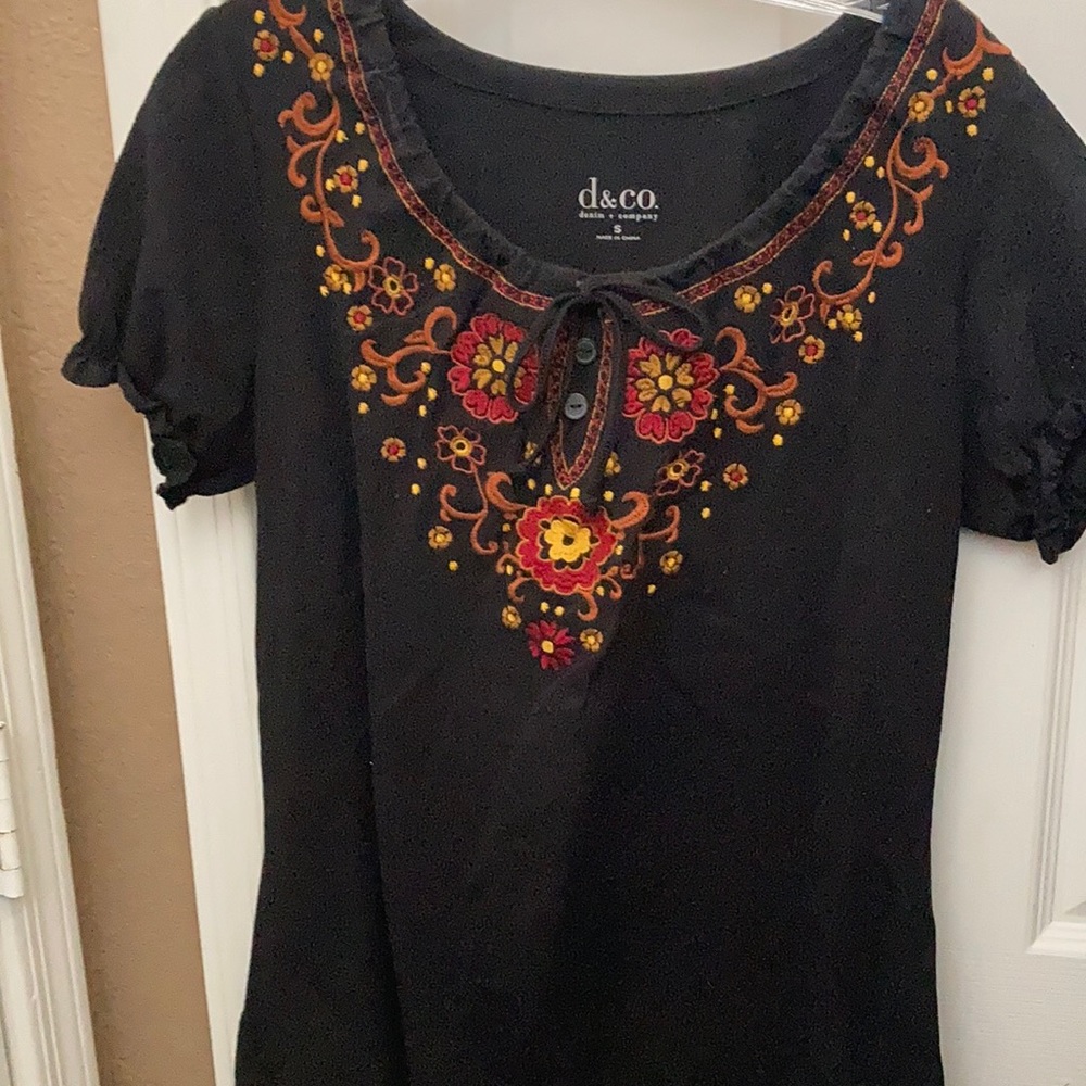 FINAL MARKDOWN Denim and company peasant style top Small